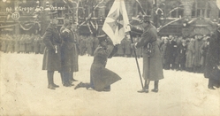 fot. przedstawiająca wręczenie sztandaru 1 Pułkowi Strzelców Wielkopolskich