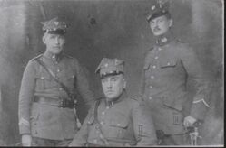 Od lewej ppor. M. Paluch, płk Kazimierz Grudzielski (szef sztabu frontu północnego), ppor. T. Fenrych (APP)