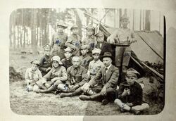 Scouts from Czarnkow in Gębice: Haendschke (1), Henke (2), Kurzawa (3), Pertek teacher (4), Leonard Nehring (5), Koenig (6), Przybylski (7), Matews (8), Fasiński (9), Nowicki (10), Kazimierz Matuszewski (11), Krzyżanowski (12), Hagedorn (13), Dąbkowski (14)