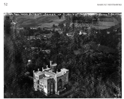 A bird’s eye view of the castle in Kórnik. Photo taken from a height of 50m on 24 July 1919 by Sergeant Pilot
Władysław (?) Bartkowiak and Second Lieutenant Observer Stefan Korcz. From the collections of the “Polona” Digital National Library
